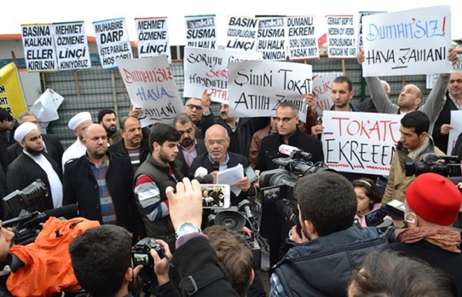 Ekrem Dumanlı'ya Zaman Gazetesi önünde protesto